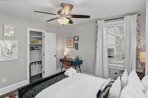 2 habitaciones, escritorio y tabla de planchar con plancha