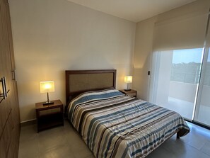 1 habitación, tabla de planchar con plancha, wifi gratis y ropa de cama 
