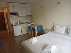 1 bedroom, iron/ironing board, WiFi, bed sheets - Very cool, cozy apartment (Batumi)
