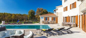 Beautiful home in Novigrad with sauna