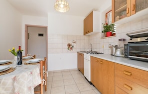 Fridge, oven, stovetop, coffee/tea maker