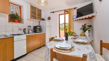 Fridge, oven, stovetop, coffee/tea maker