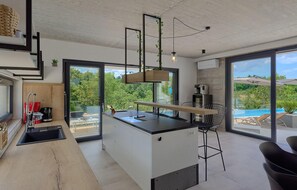 Kühlschrank, Ofen, Geschirrspüler, Wasserkocher mit Kaffee-/Teezubehör