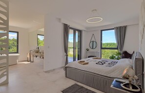 7 室のベッドルーム、旅行用ベビーベッド、WiFi (無料)、ベッドシーツ