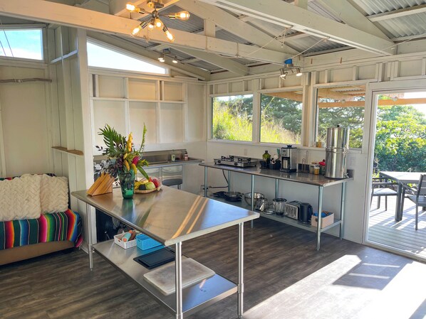 Private kitchen - Pueo Cabin with Shared Bath and Common House (Kealakekua)