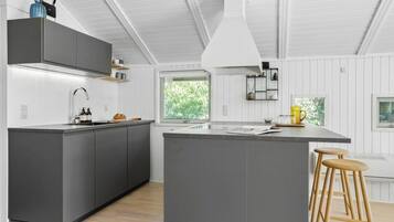 Refrigerador, parrilla de estufa, lavavajillas y cafetera y tetera