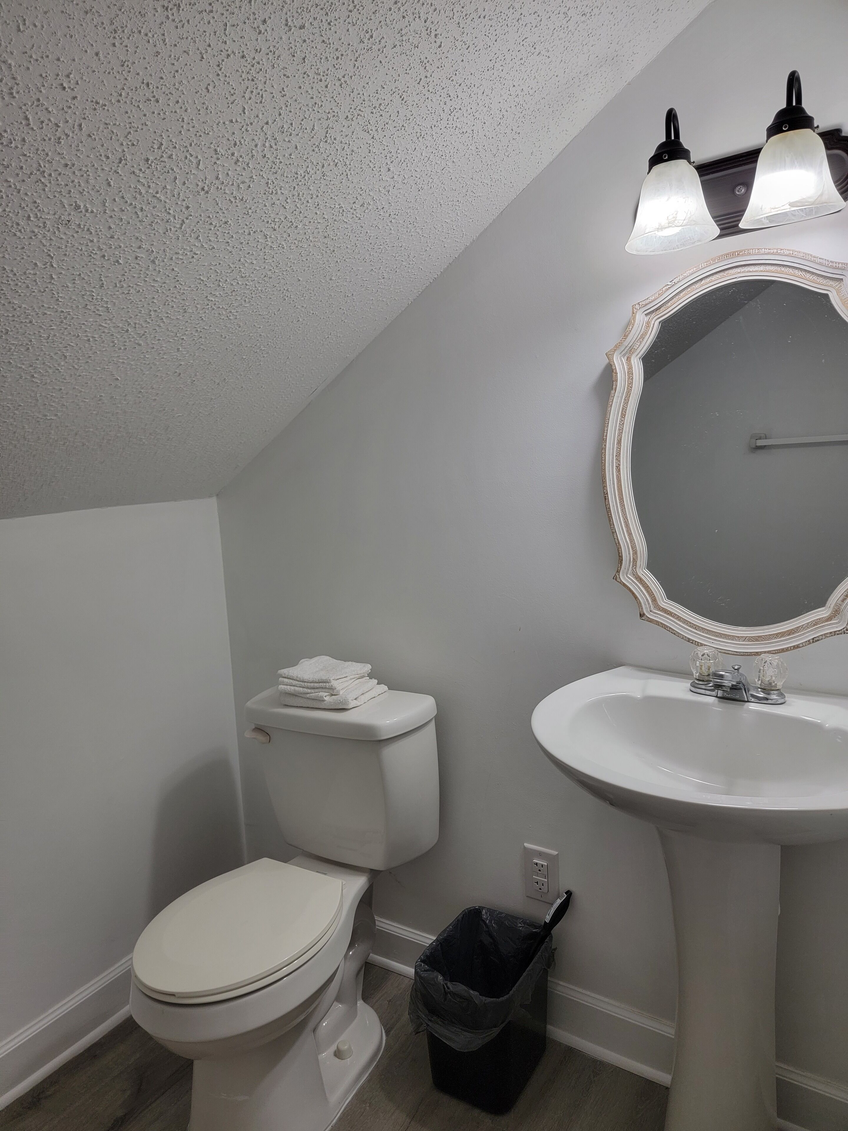 Un baño con inodoro, lavabo y espejo.