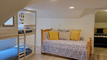 5 Schlafzimmer, Bügeleisen/Bügelbrett, Reisekinderbett, WLAN