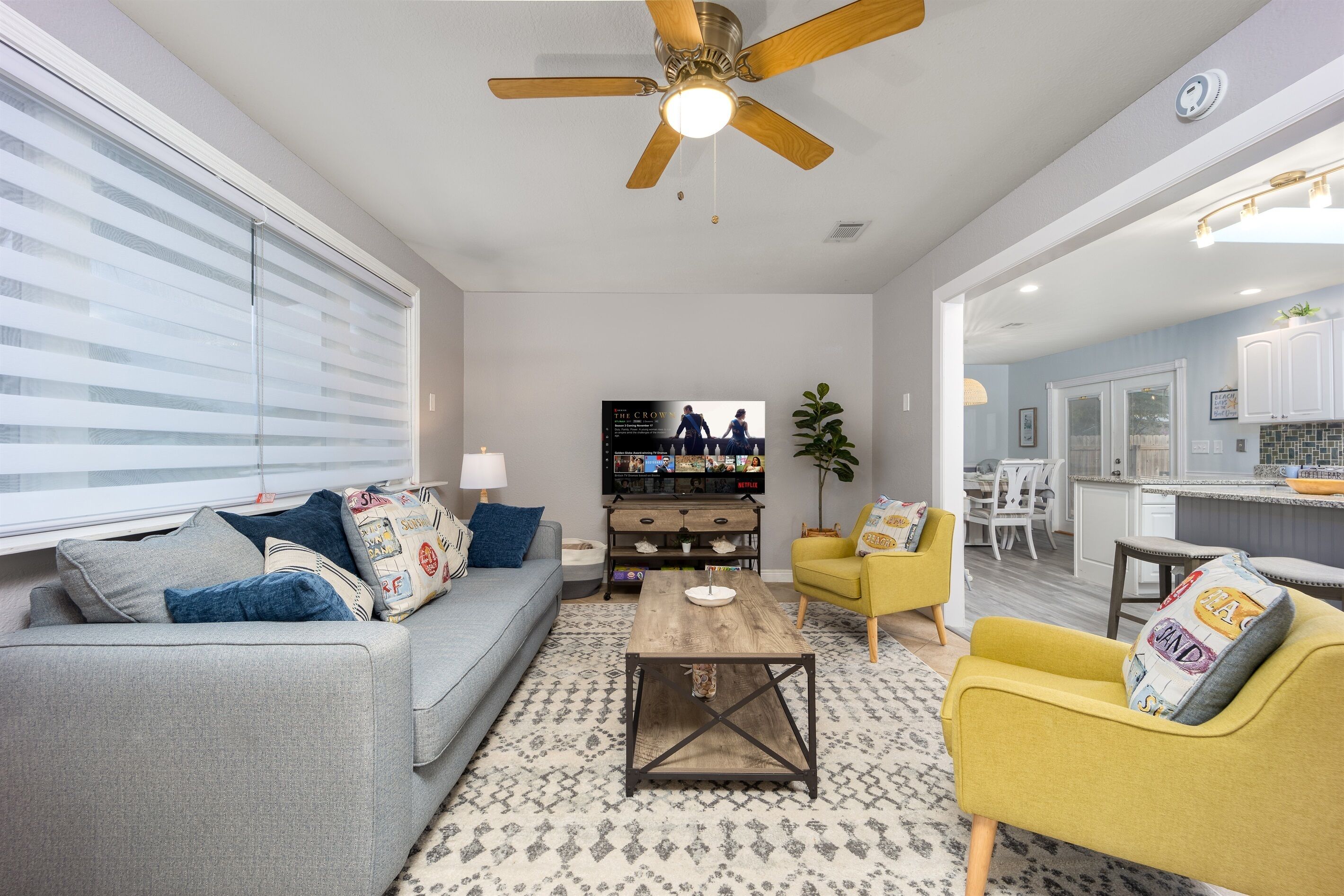 Smart-tv, een open haard, videospelletjes en tafelvoetbal