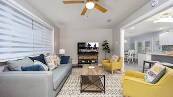 Smart-tv, een open haard, videospelletjes en tafelvoetbal