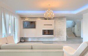 Peis, DVD-spiller og bordtennis