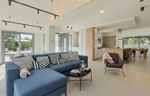 Una televisión, una chimenea, un futbolín, una mesa de tenis de mesa