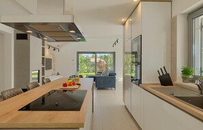 Een koelkast, een oven, een vaatwasser, een koffiezetapparaat/waterkoker