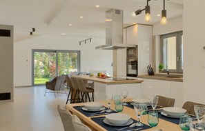 Frigorífico, horno, lavavajillas y cafetera o tetera