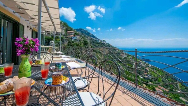 Outdoor dining - L'INCANTO House on the Amalfi Coast.  Spacious and wonderful terrace overlooking the sea (Campania)