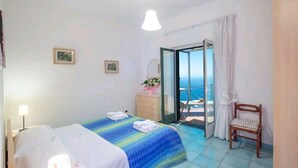 Room - L'INCANTO House on the Amalfi Coast.  Spacious and wonderful terrace overlooking the sea (Campania)