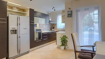 Fridge, oven, dishwasher, coffee/tea maker