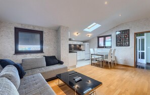 TV, fireplace - Awesome home in Pula with sauna (Pula)