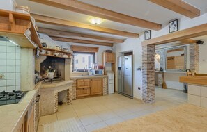 Fridge, oven, dishwasher, coffee/tea maker - Awesome home in Pula with sauna (Pula)