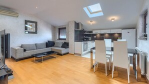 Un apartamento moderno con sala de estar, cocina y comedor.