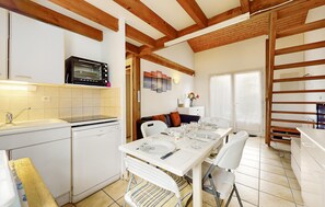 Fridge, microwave, stovetop, dishwasher - 3 bedroom nice home in Ronce-les-Bains (Ronce-les-Bains)