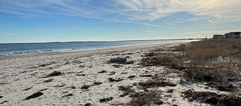 Beach Bunker Minute Walk To Beach and Pier at Old Orchard Family-Friendly Cozy