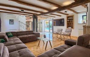 TV, fireplace, stereo