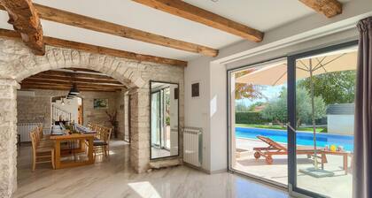 Awesome home in Tinjan with sauna