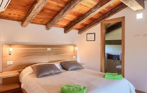 9 bedrooms, in-room safe, iron/ironing board, travel cot - Awesome home in Tinjan with sauna (Tinjan)