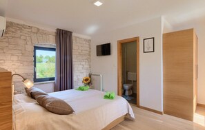 9 soverom, safe på rommet, strykejern/-brett og reiseseng for barn