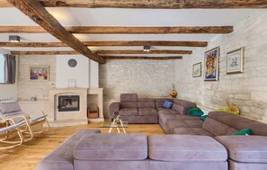 Televisión, chimenea y estéreo