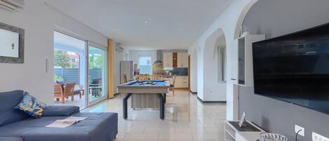 Tv, dvd-spelare och bordsfotboll