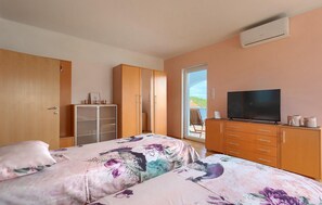 4 bedrooms, iron/ironing board, travel crib, free WiFi - Awesome home in Porec with sauna (Porec)