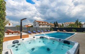 A heated pool - Awesome home in Porec with sauna (Porec)