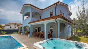 A two-story house with a swimming pool and a hot tub. - Awesome home in Porec with sauna (Porec)