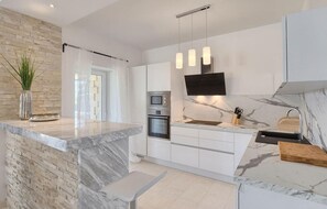 Refrigerador, microondas, horno y lavavajillas 