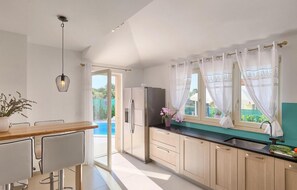 Kjøleskap, ovn, oppvaskmaskin og kaffetrakter/tekoker