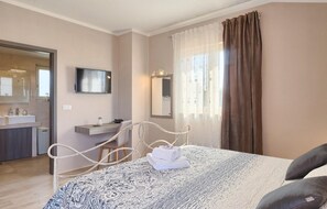 3 bedrooms, travel cot, free WiFi, bed sheets