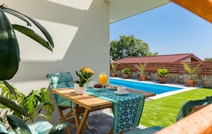 Outdoor dining - Beach front home in Pula (Pula)