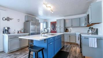 Een koelkast, een magnetron, een oven, een kookplaat