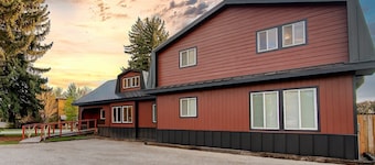 The Barn Driggs – Huge, Newly Renovated Retreat