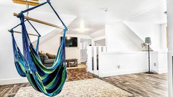 Een televisie en een open haard