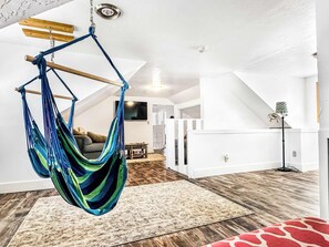 Una televisión, una chimenea