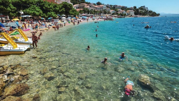 A beach with clear shallow waters, people swimming and sunbathing, and boats on the shore. - 2 bedroom cozy apartment in Podaca (Podaca)