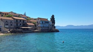 A coastal town with stone buildings, clear blue sea, and mountains in the background. - 2 bedroom cozy apartment in Podaca (Podaca)