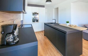 Kjøleskap, ovn, oppvaskmaskin og kaffetrakter/tekoker