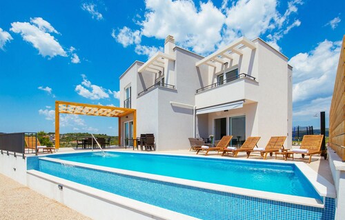 Awesome home in Sibenik