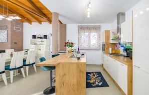 Fridge, microwave, oven, dishwasher - Awesome home in Zminj (Zminj)