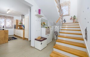 Interior - Awesome home in Zminj (Zminj)