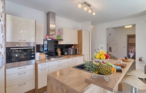 Fridge, oven, dishwasher, coffee/tea maker